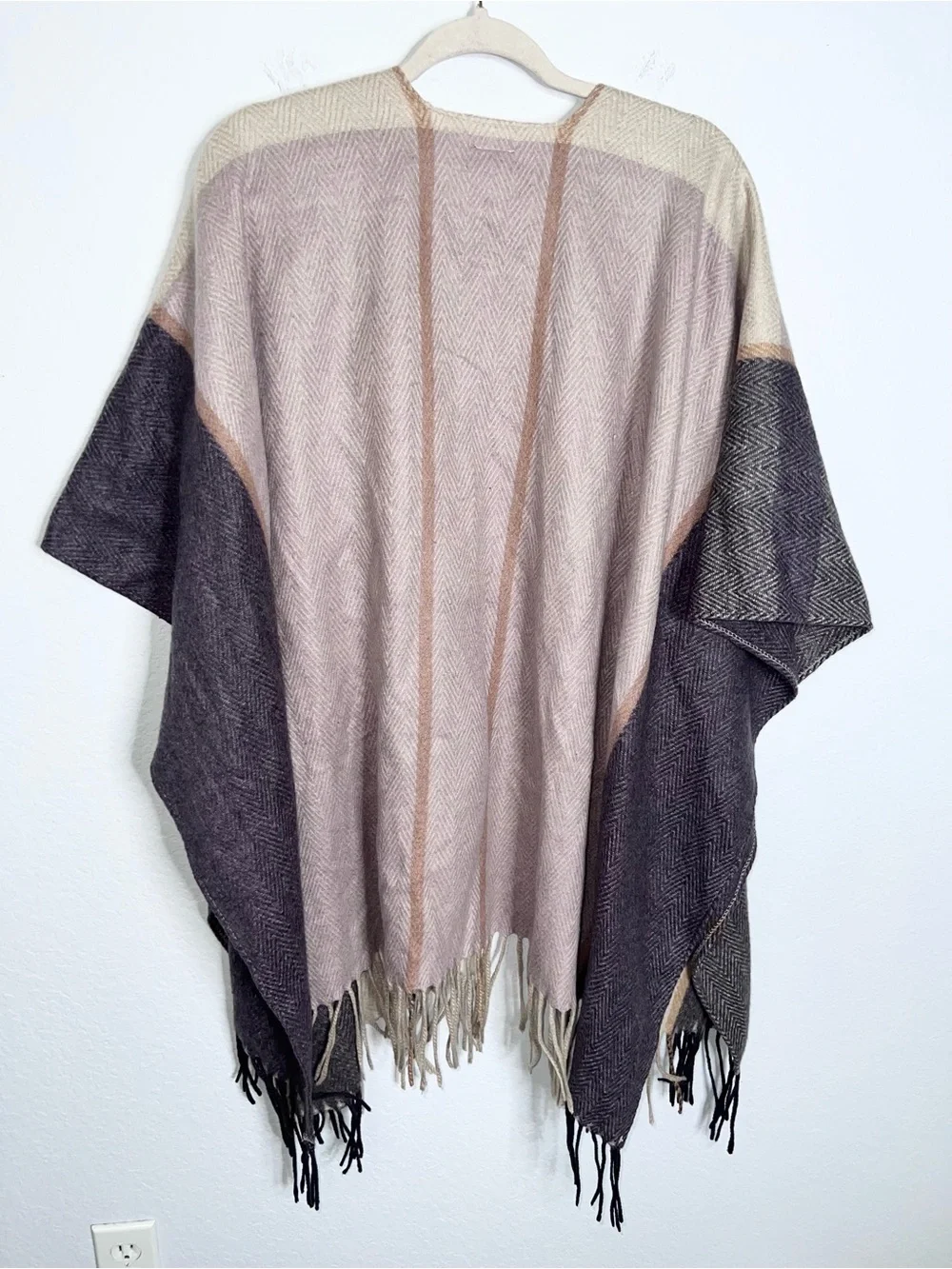 WOOLRICH Womens Poncho Shawl Wrap One Size Soft Fringe Cream Lavender Plaid